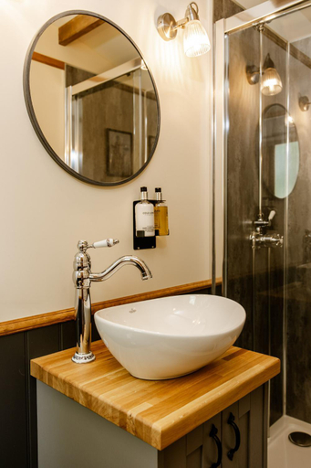 Bathroom 3, The Bell Inn, Warwickshire