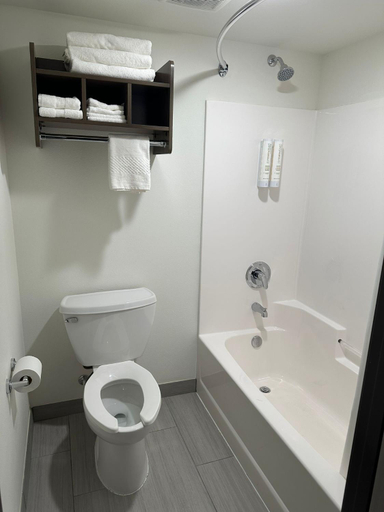 Bathroom 4, Clarion Pointe Milwaukee, Milwaukee