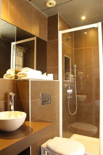 Bathroom 5, Kyriad Vichy, Allier