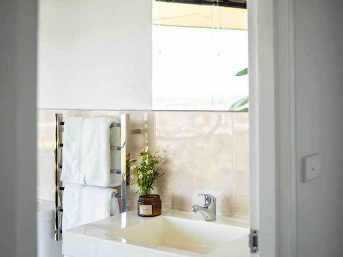 Bathroom 3, Sheer Pleasure Accommodation, Circular Head