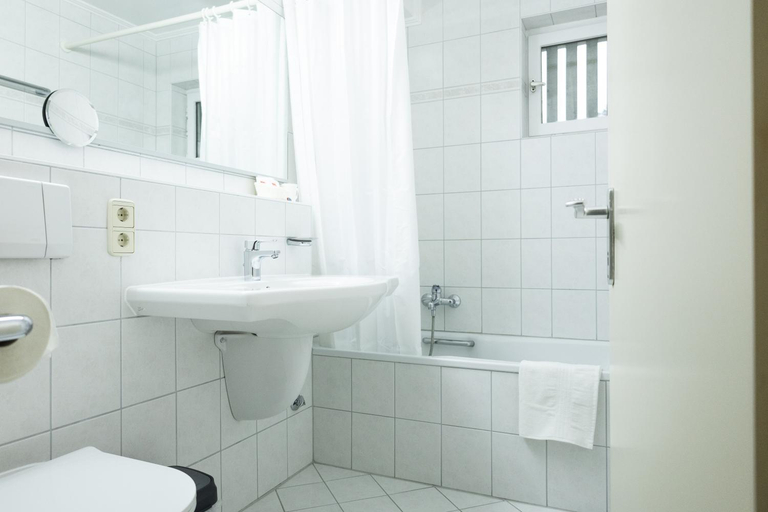 Bathroom 3, Hotel zum See, Titisee, Breisgau-Hochschwarzwald