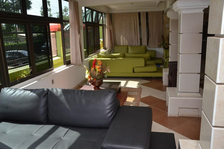 Others 5, Kaysens Grande Hotel, Tema