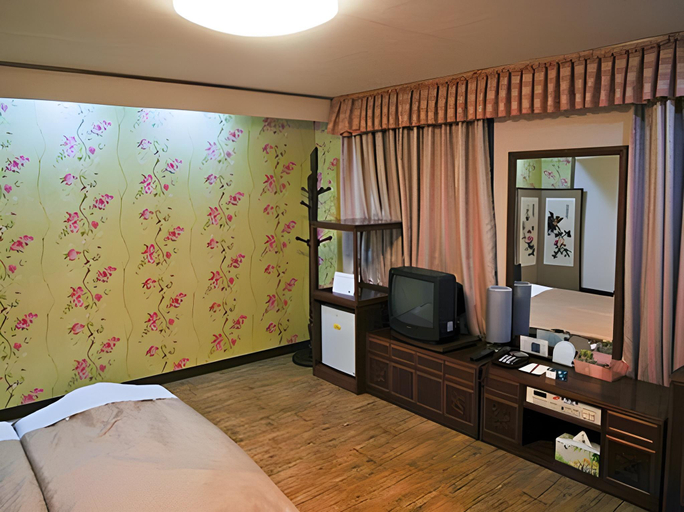 Bedroom 2, Yeongju Punggi Tourist Hotel, Yeongju