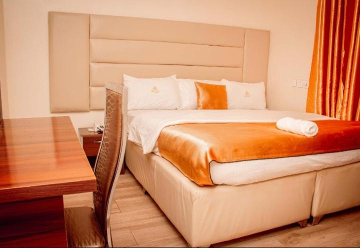 4, HOTEL D RITZ, Ede North
