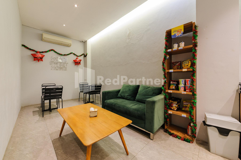 Public Area 3, Ketje Luxury Capsule Mitra RedDoorz, Bandar Lampung