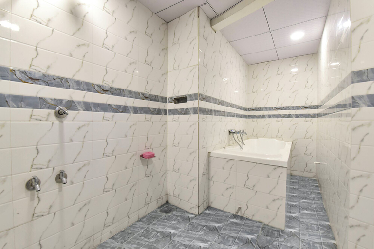 Bathroom 5, FabHotel The Gagan Palace, Gandhinagar