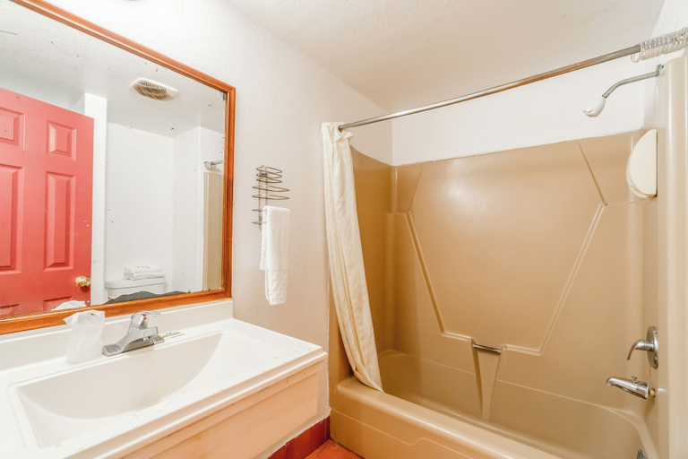 Bathroom 4, Hotel O Colonial Inn Brownsville Tx, Cameron