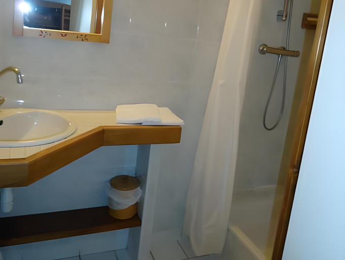 Bathroom 3, La Ferme du Bois Barbu, Isère