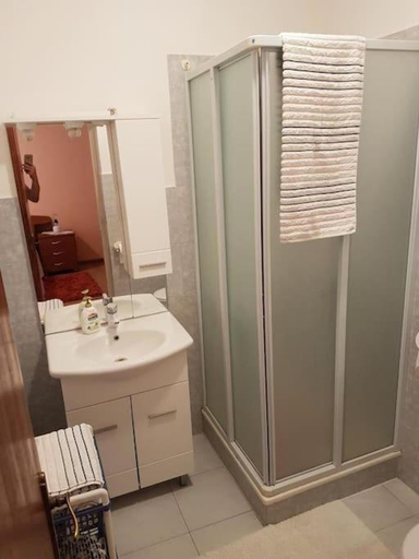Bathroom 2, Apartment Tina, Blato