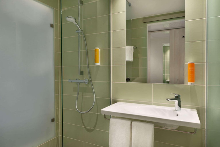 Bathroom 5, Super 8 by Wyndham Augsburg, Augsburg