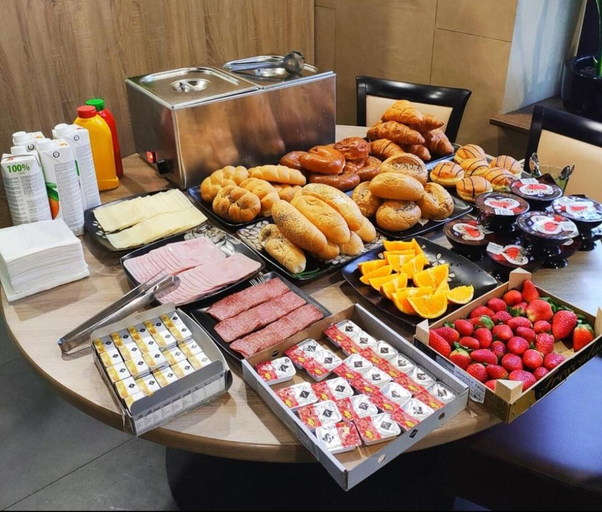 Food & Drinks 5, Sun-House Pension - ParkingFree Limited spaces-, Praha 18