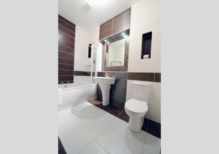 Bathroom 5, Carrick Plaza Suites and Apartments