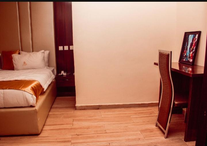 3, HOTEL D RITZ, Ede North