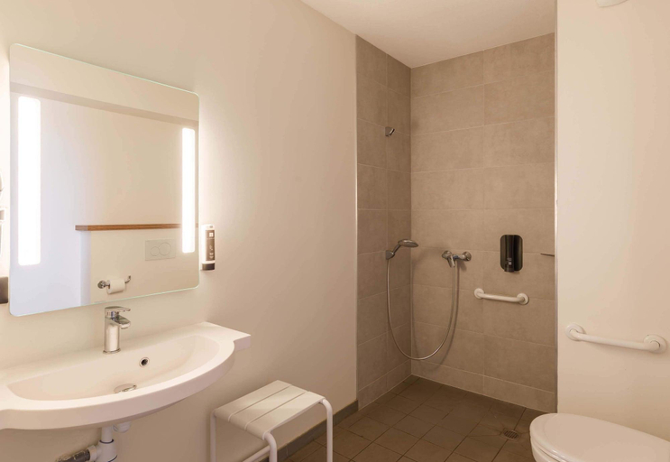 Bathroom 4, B&B Hotel Clermont-Ferrand Centre, Puy-de-Dôme
