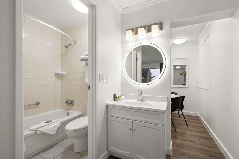 Bathroom 4, SureStay Hotel by Best Western Rossland Red Mountain, Kootenay Boundary