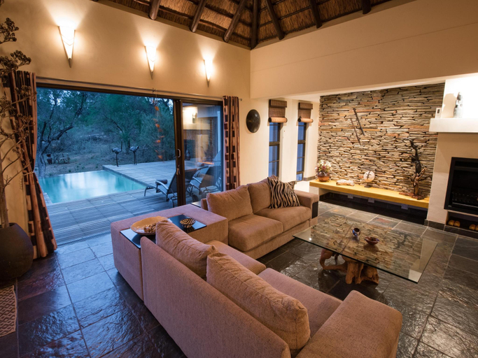 5, Luxury villa with a swimming pool in Hoedspruit, Mopani