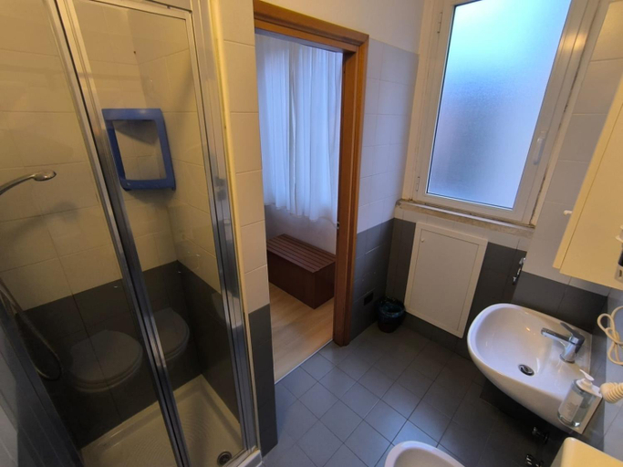 Bathroom 4, Ospitalita San Tommaso d'Aquino, Bologna
