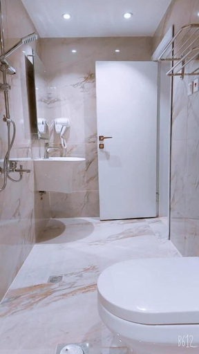 Bathroom, Golden Alareen