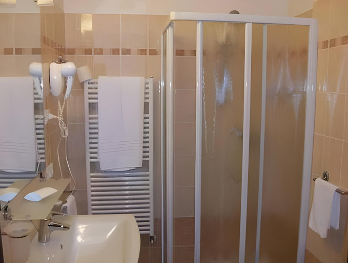 Bathroom 2, Hotel Moro Freoni, Verona