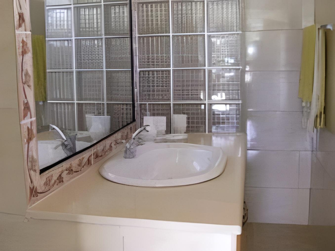 Bathroom 4, Hotel Cambri, Nagua