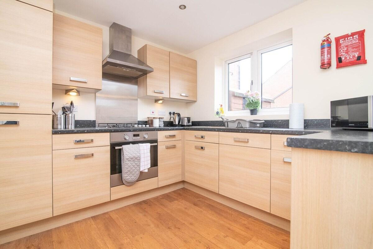 Others 4, Quiet and Lovely 3-bed house parking and garden, Wolverhampton