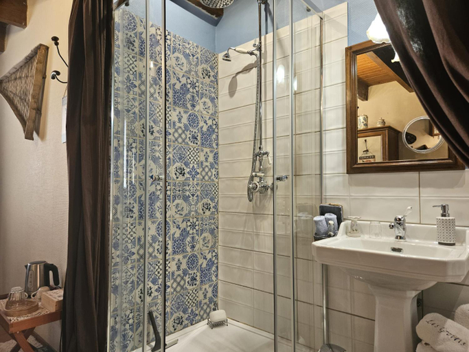 Bathroom 3, Maison d'hotes Les Gravets, Gironde