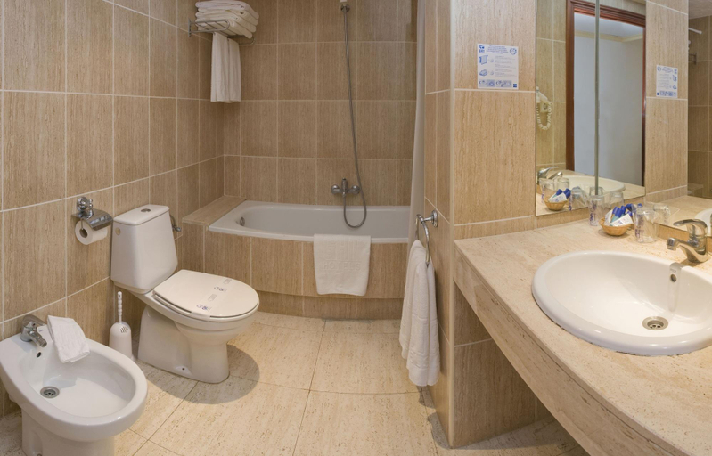 Bathroom 4, Hotel GHT Neptuno-Tossa & Venus SPA, Girona