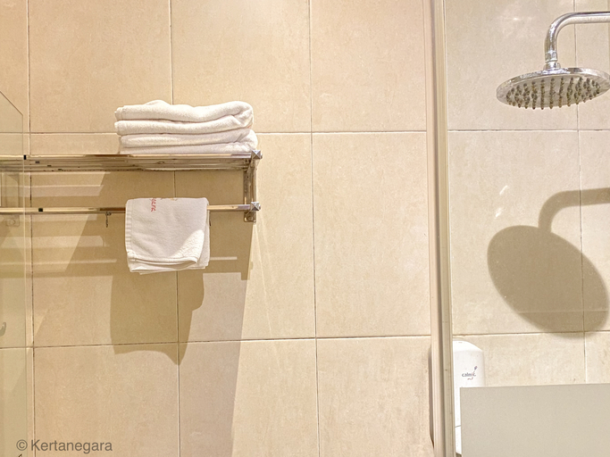 Kertanegara Premium Guest House - Tap to explore photos