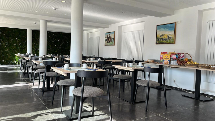 Food & Drinks 4, MAISON de VACANCES Bouillon 30 personnes, Luxembourg