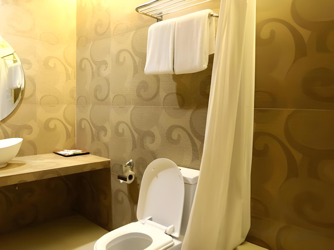 Bathroom 3, AMALFI718 HOTEL, Lipa City