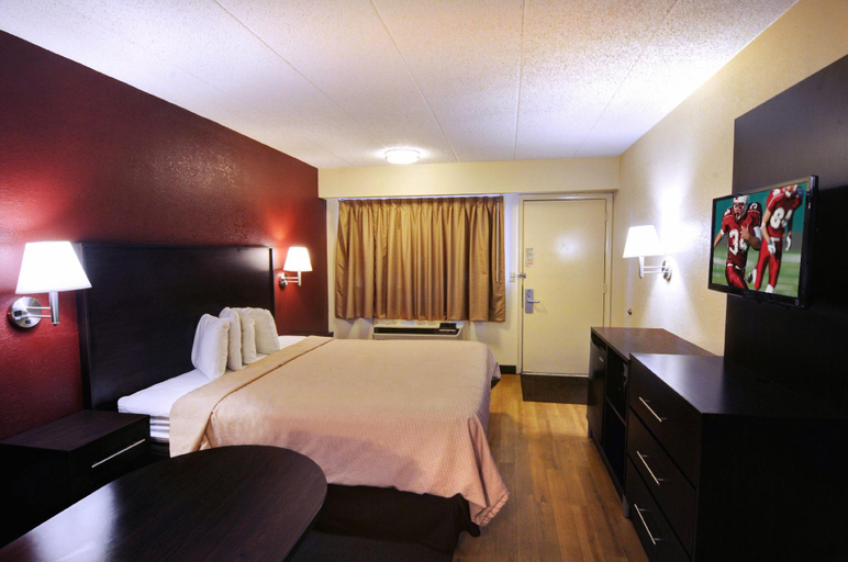 Bedroom 2, American Inn & Suites Bishop Airport Flint, Genesee