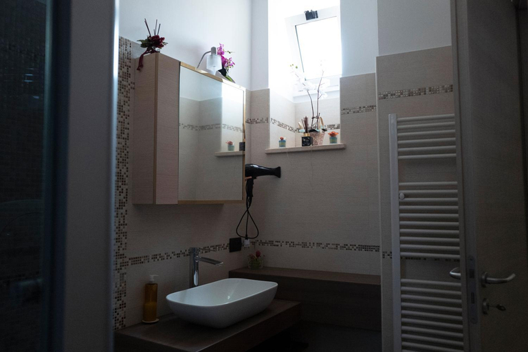 Bathroom 2, ALTROVE b&b, Bari