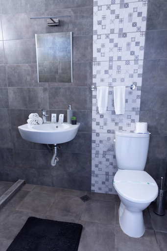 Bathroom 3, La Piazza Hotel, Shumen