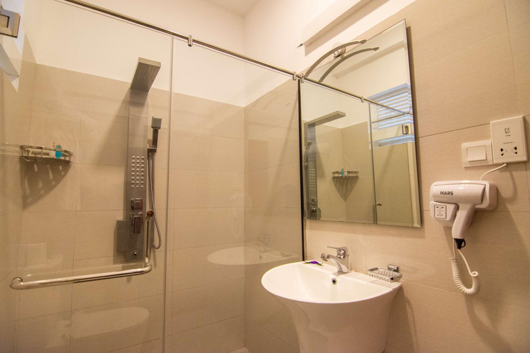 Bathroom 3, 88th ELLA, Ella