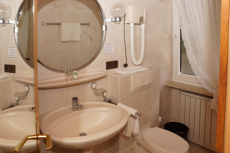 Bathroom 2, Gasthof Rodachtal mit Gastehaus Katharina, Hof