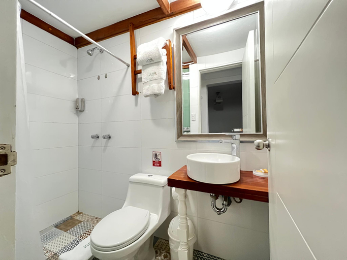 Bathroom 4, LA CASA DEL VIAJERO , Lima