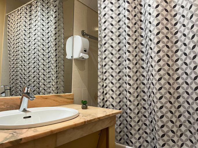 Bathroom 5, Hotel Le Lacuzon, Jura