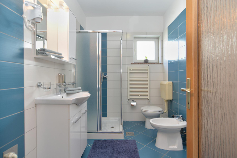 Bathroom 3, Apartment 2074, Poreč