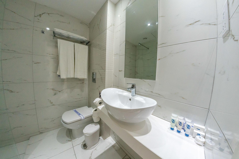 Bathroom 5, Nestor Hotel