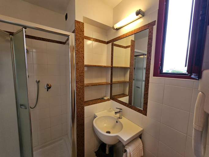 Bathroom 3, Hotel Fiorella, Ancona