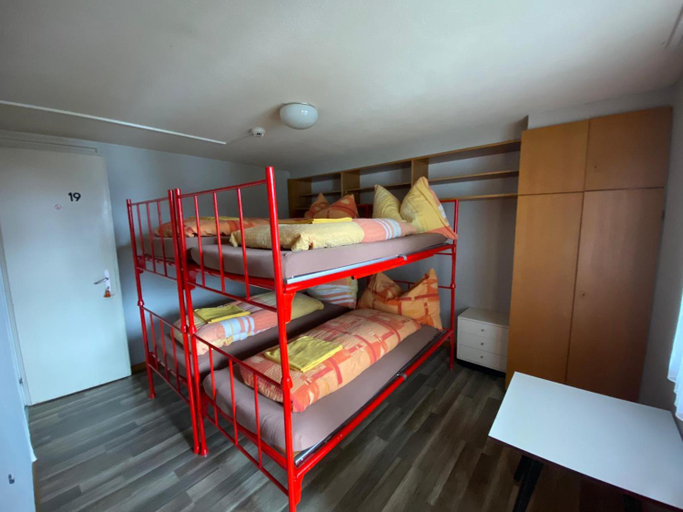 Bedroom 4, Adrenalin Backpackers Hotel, Glarus