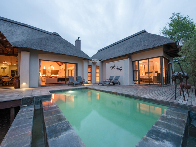 4, Luxury villa with a swimming pool in Hoedspruit, Mopani