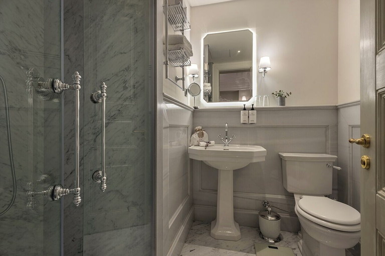 Bathroom 5, The Komana Binbirdirek, Fatih