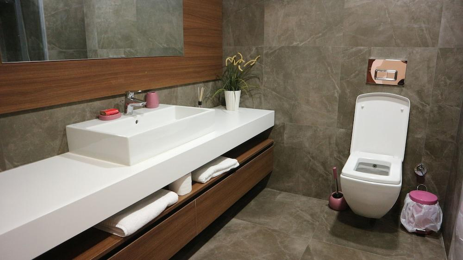 Bathroom 4, Accra Luxury Apartments at Pearl In City, Accra
