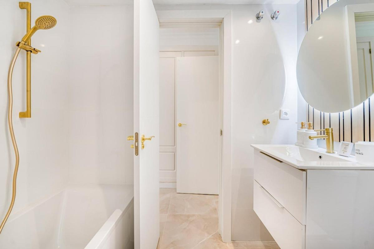 Bathroom 3, Two Bedroom Sea View Apartment in Puerto Banus, Málaga
