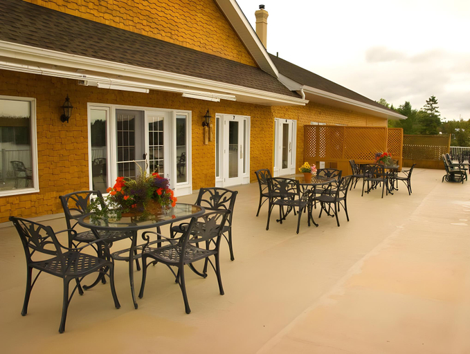 Exterior & Views 2, Auberge du Lac Malcom, La Matapédia