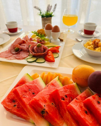 Food & Drinks