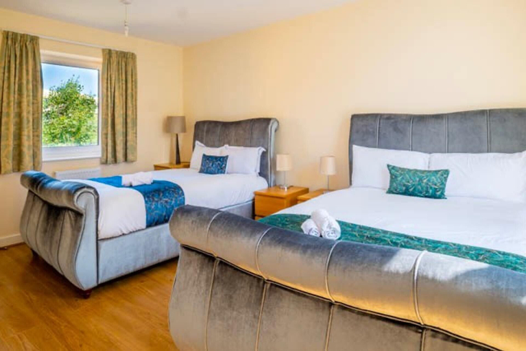 Bedroom 3, 14 Guests-6 Bedroom House, Free Parking, Milton Keynes