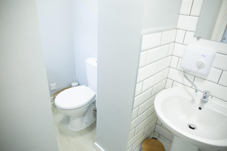 Bathroom 3, Central Apartment in Stratford upon Avon, Warwickshire