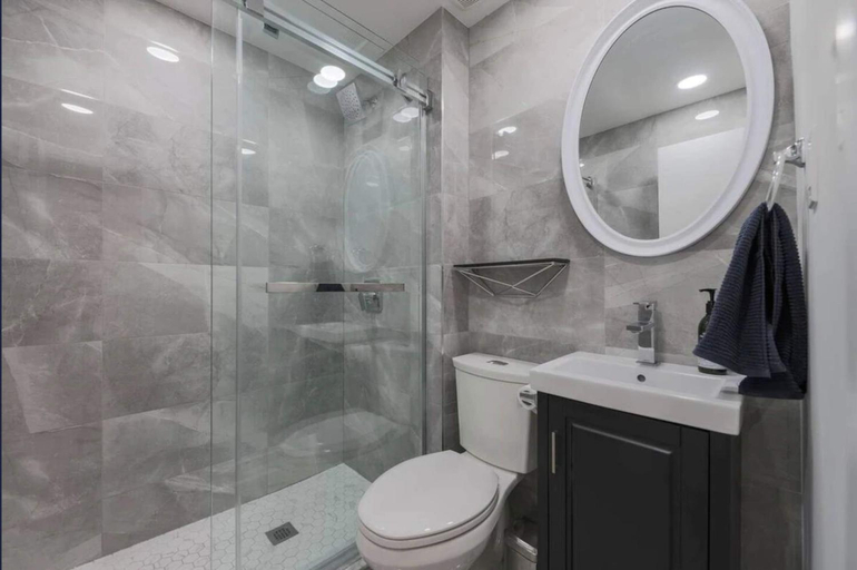 Bathroom, Casa Hotels: Modern 2BR Suite in Leslieville, Toronto